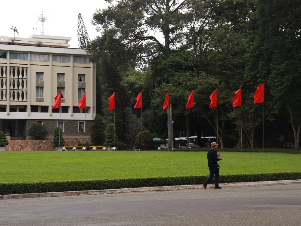 Bên trong Dinh Độc Lập một hàng cờ phướn màu đỏ rực. Ảnh: HUỲNH THƠ