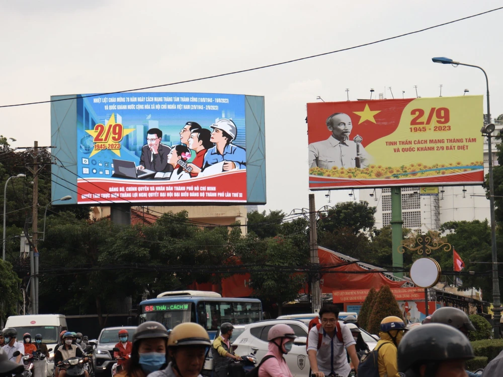 Vòng xoay Công Trường Dân Chủ với bảng pano và biển chào mừng lớn được đặt trên cao, thu hút sự chú ý của mọi người. Ảnh: TRẦN MINH