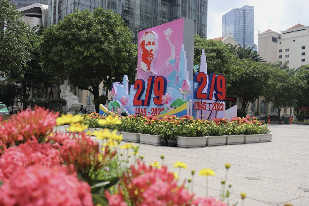 Phố đi bộ Nguyễn Huệ (quận 1) rực rỡ sắc hoa. Ảnh: HUỲNH THƠ