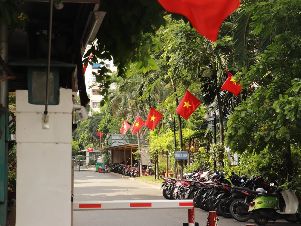 Một khu dân cư tại quận 7 cũng treo cờ trước dịp lễ. Ảnh: HUỲNH THƠ