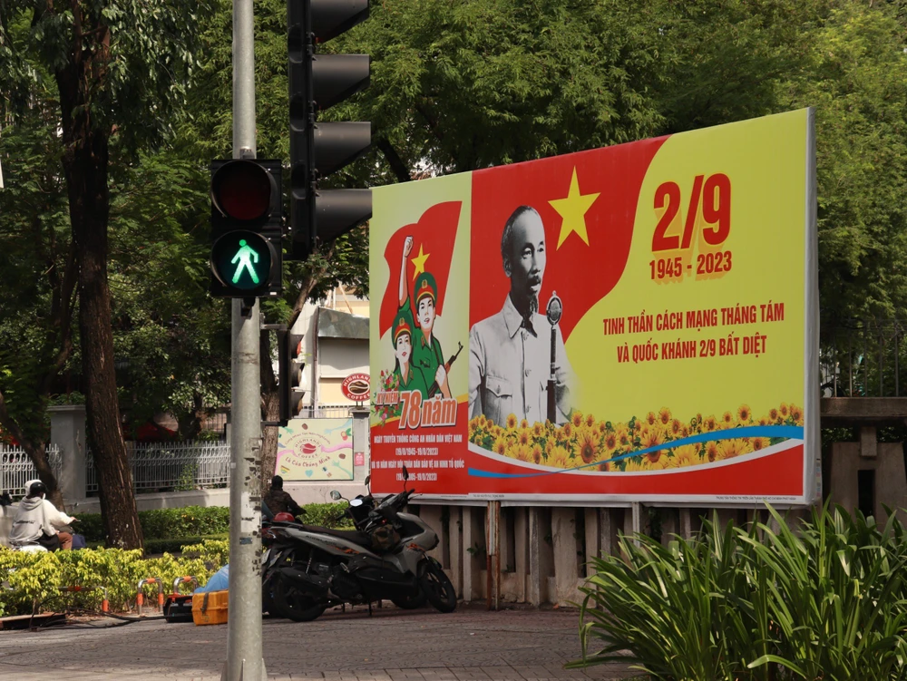 Bảng pano có ảnh Bác Hồ cùng khẩu hiệu chào mừng ngày Quốc khánh được đặt tại trục đường Nam Kỳ Khởi Nghĩa (quận 1). Ảnh: HUỲNH THƠ
