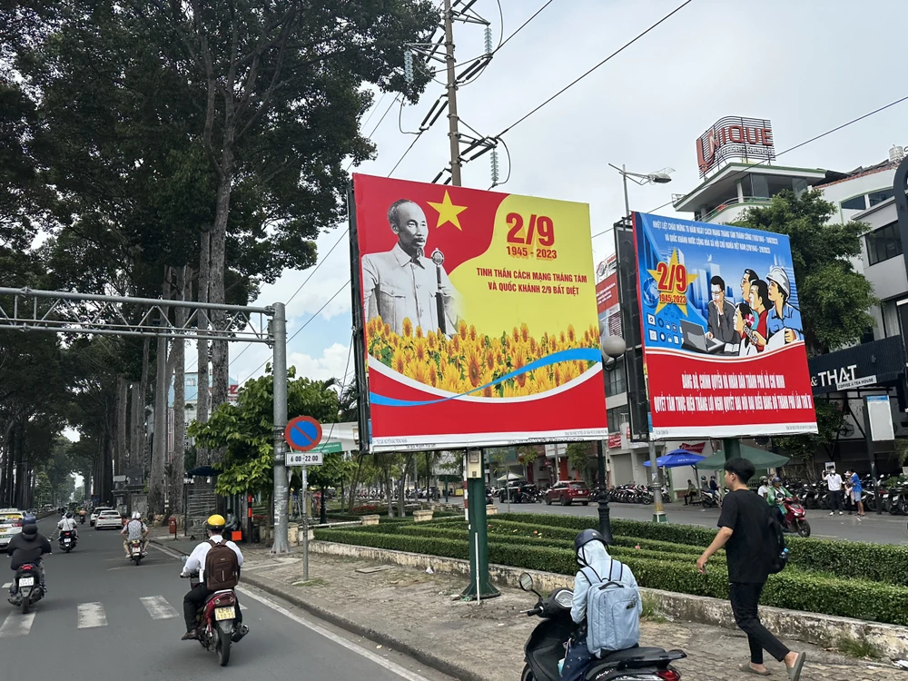 Pano, khẩu hiệu chào mừng trên đường Nguyễn Thị Minh Khai. Ảnh: HUỲNH THƠ