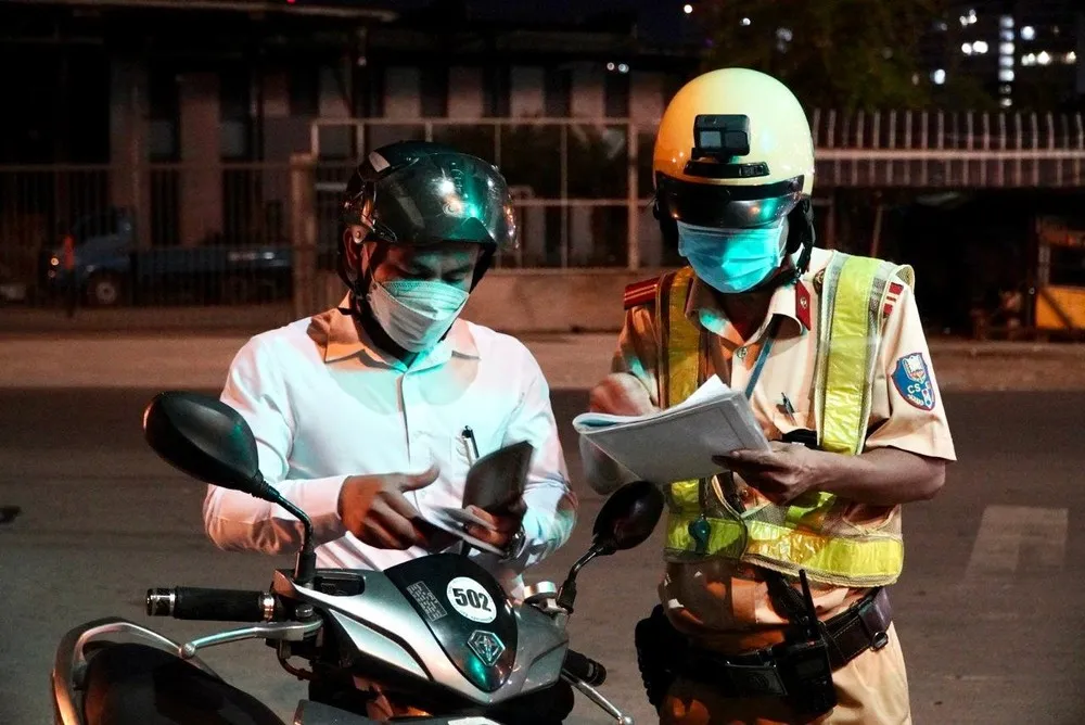 Từ 15-9, CSGT chỉ cần chào điều lệnh không cần phải chào bằng lời nói. Ảnh: ĐC