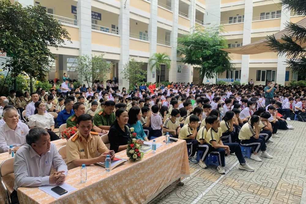 Học sinh cùng tham gia buổi lễ ký kết. Ảnh: HT Học sinh cùng tham gia buổi lễ ký kết. Ảnh: HT