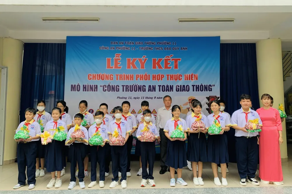 Trong buổi lễ, còn trao tặng 30 phần quà cho học sinh khó khăn. Ảnh: HT Trong buổi lễ, còn trao tặng 30 phần quà cho học sinh khó khăn. Ảnh: HT