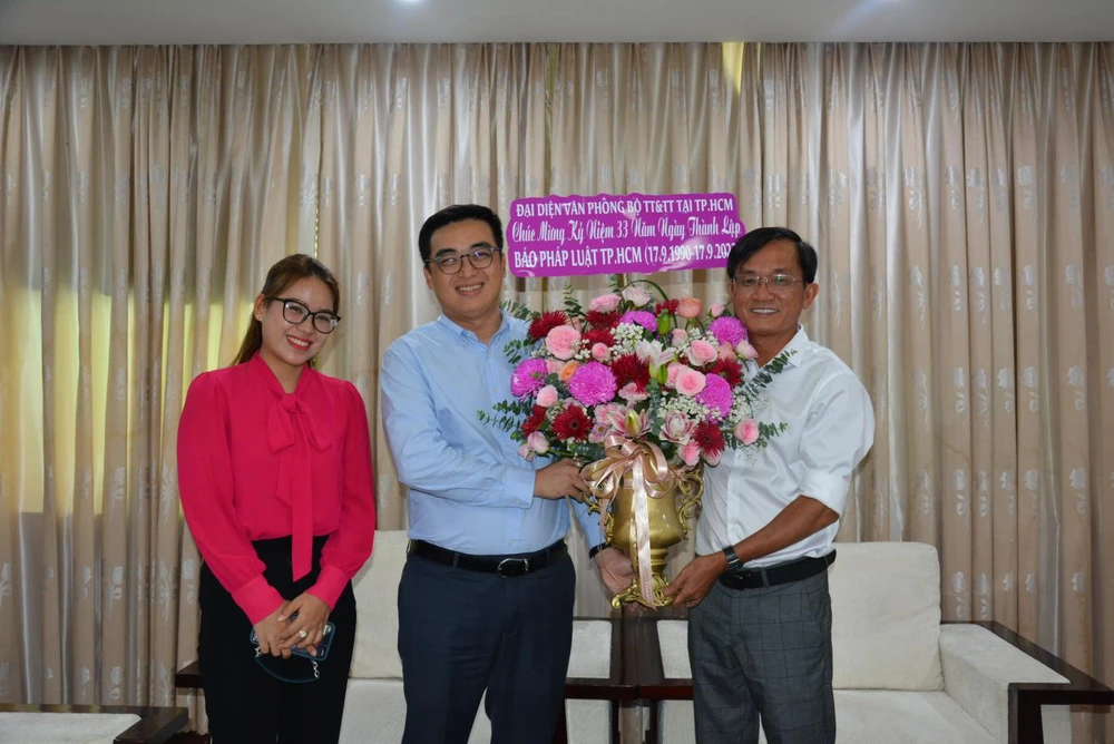 Đại diện Văn phòng Bộ TT&TT tại TP.HCM chụp ảnh lưu niệm cùng lãnh đạo báo Pháp Luật TP.HCM. Ảnh: LÊ HUY tải xuống.png