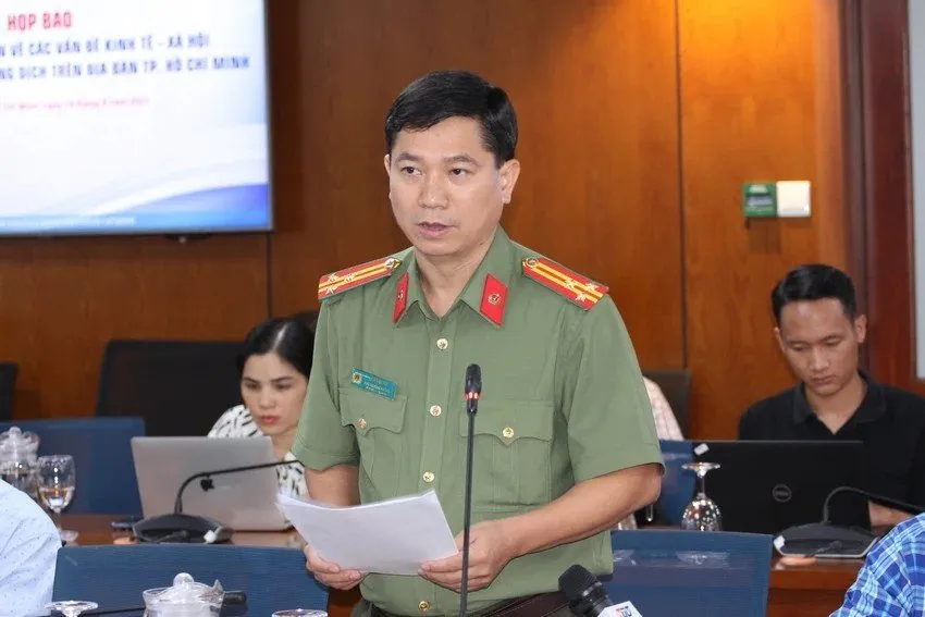 Thượng tá Lê Mạnh Hà thông tin về công tác PCCC trên địa bàn TP.HCM Ảnh: NGUYỄN NHÂN z4693426915835_b4f4671d1b7c9f0fd164f1676520d849.jpg