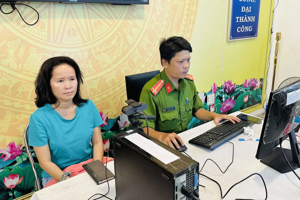 Người dân trực tiếp đến công an xã, phường, thị trấn nơi gần nhất để thực hiện tài khoản định danh mức 2. Ảnh: HUỲNH THƠ z4532915608324_6d8391f44c8a7842bab11d0a8b7e76bb.jpg