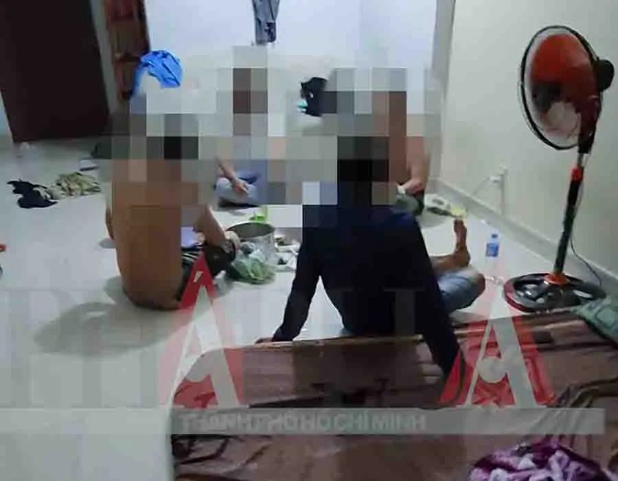 Những người chờ được bán thận trong chung cư HQC Plaza trên đường Nguyễn Văn Linh, huyện Bình Chánh, TP.HCM. Ảnh: TỰ SANG C8165844-4B7A-43C0-BB93-0296EE5D3C12.jpeg