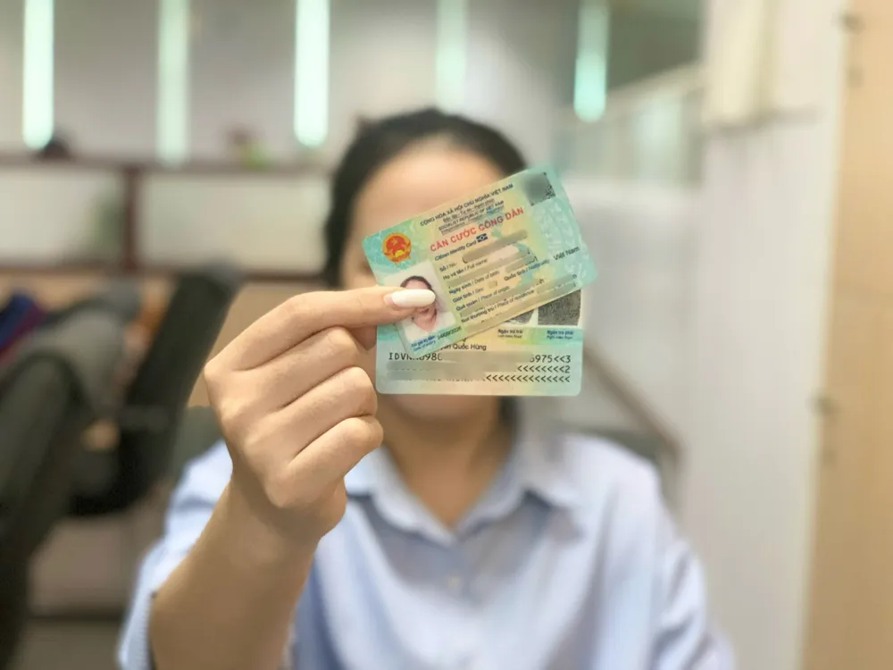 Lược bỏ quê quán, vân tay, đặc điểm nhân dạng trên thẻ căn cước. Ảnh: HUỲNH THƠ Lược bỏ quê quán - thẻ căn cước.jpeg