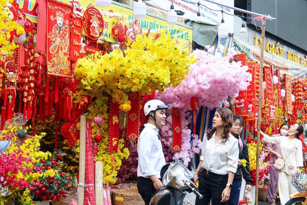 Rất đông người dân đến đây mua đồ trang trí Tết bởi giá thành rẻ cùng những mẫu mã đa dạng