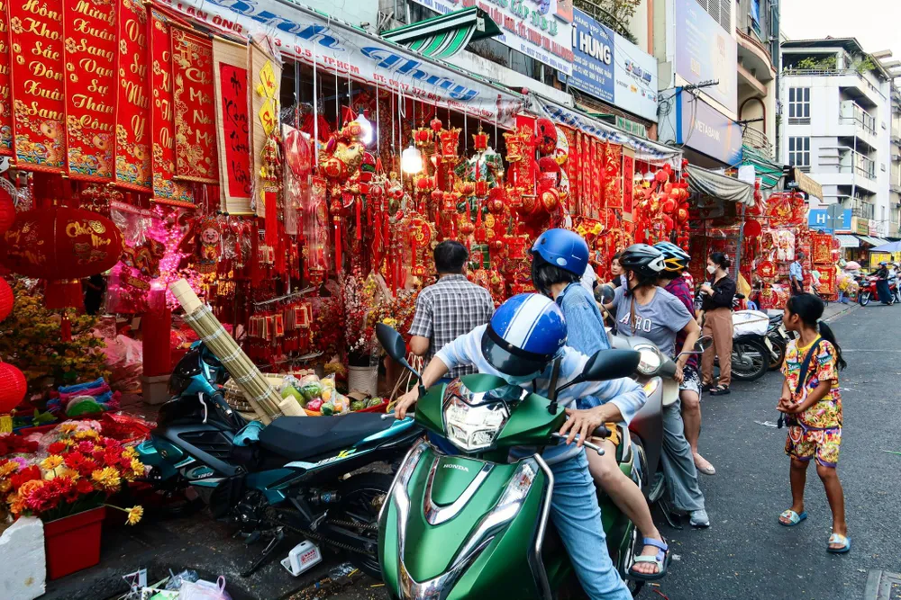 Đường bán đồ trang trí tết