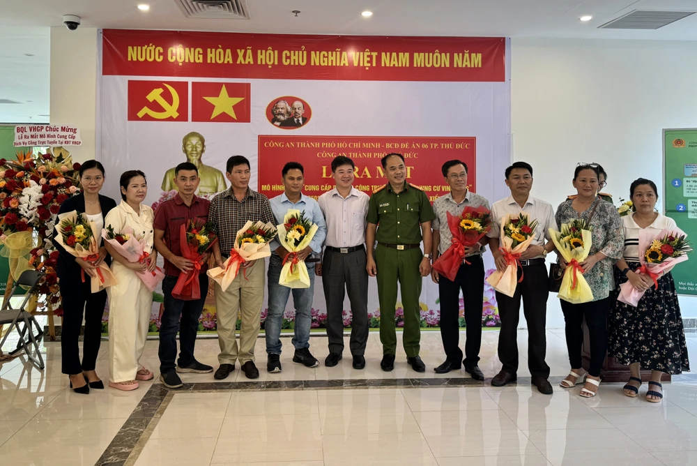 Kết thúc buổi lễ, ban tổ chức trao hoa cho các thành viên trong tổ hướng dẫn dịch vụ công trực tuyến tại khu chung cư. Ảnh: HUỲNH THƠ IMG_9557.jpeg
