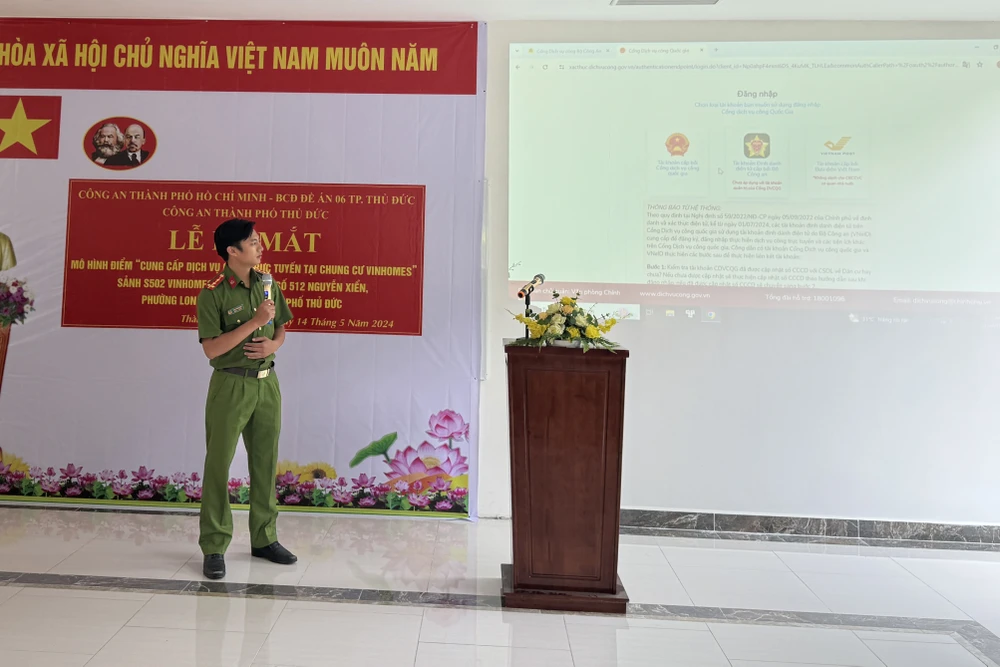 Đại diện Phòng Cảnh sát QLHC về TTXH (PC06) Công an TP.HCM hướng dẫn một số thao tác khi thực hiện các dịch vụ công. Ảnh: HUỲNH THƠ IMG_9566.jpeg