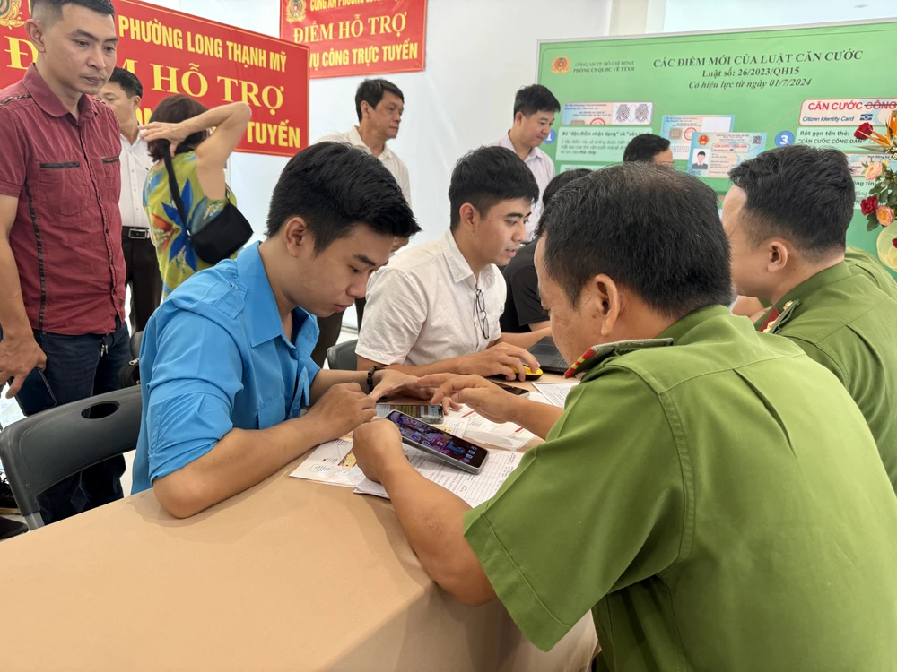 Anh Thanh Tùng, một cư dân sống tại chung cư Vinhome cho biết thời gian qua có một số thông tin trên các cổng dịch vụ công cũng như tài khoản định danh điện tử mà anh chưa thực hiện. Nay được cán bộ công an hỗ trợ anh thấy vui mừng vì thuận tiện cho người dân. Ảnh: HUỲNH THƠ IMG_9590.jpeg