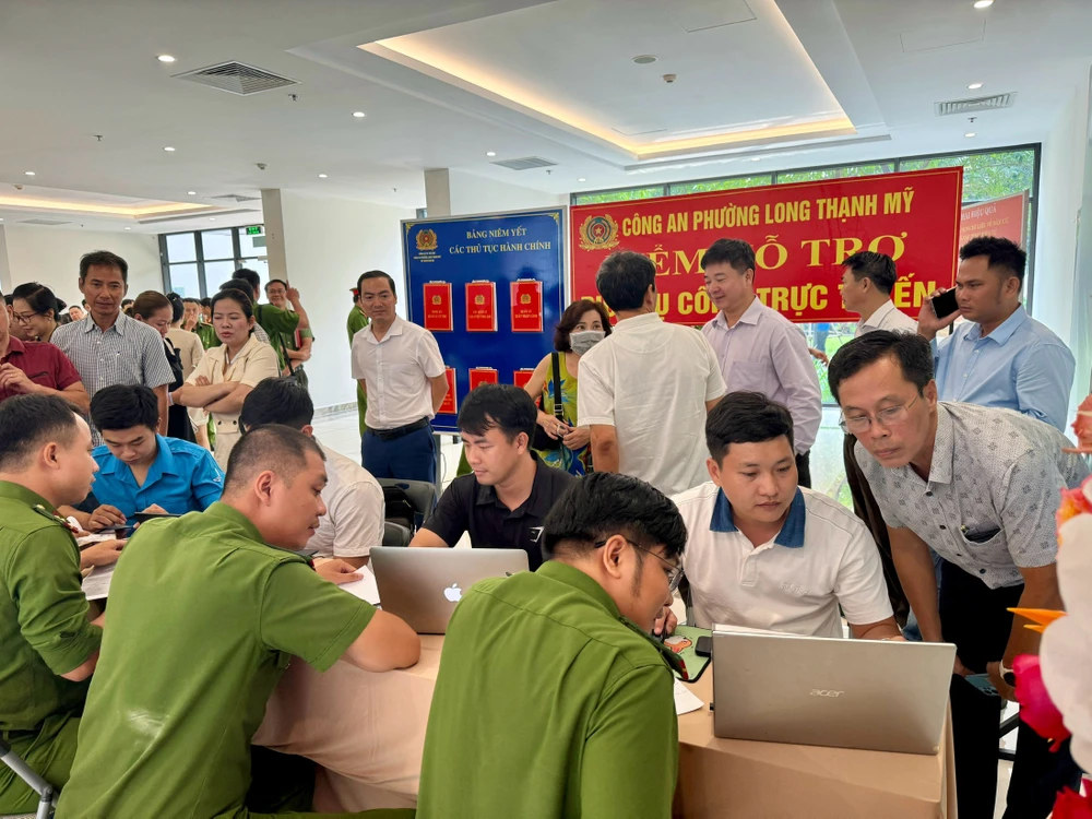 Trong ngày đầu tiên ra mắt, mô hình điểm đã nhận được nhiều sự quan tâm từ phía cư dân. Ảnh: HUỲNH THƠ Cung cấp dịch vụ công trực tuyến.jpeg