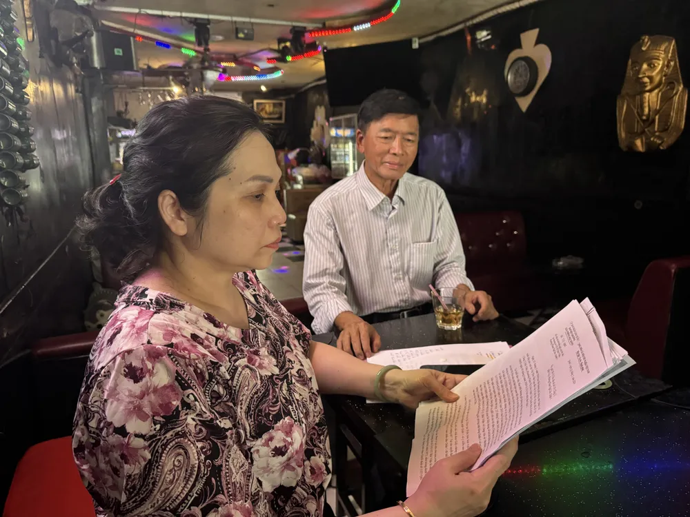 Bà Thu cho biết đến hiện tại bà chưa nhận được một văn bản nào đúng với số nhà của bà và cũng không văn bản nào đề cập yêu cầu di dời với căn nhà bà số 159 của bà, chỉ ghi là chung cư 155-157 Bùi Viện. Ảnh: HUỲNH THƠ quyết định di dời nhưng không đúng địa chỉ.jpeg