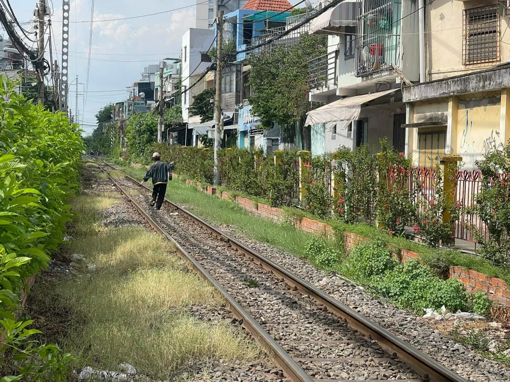 Đường ray xe lửa.jpeg