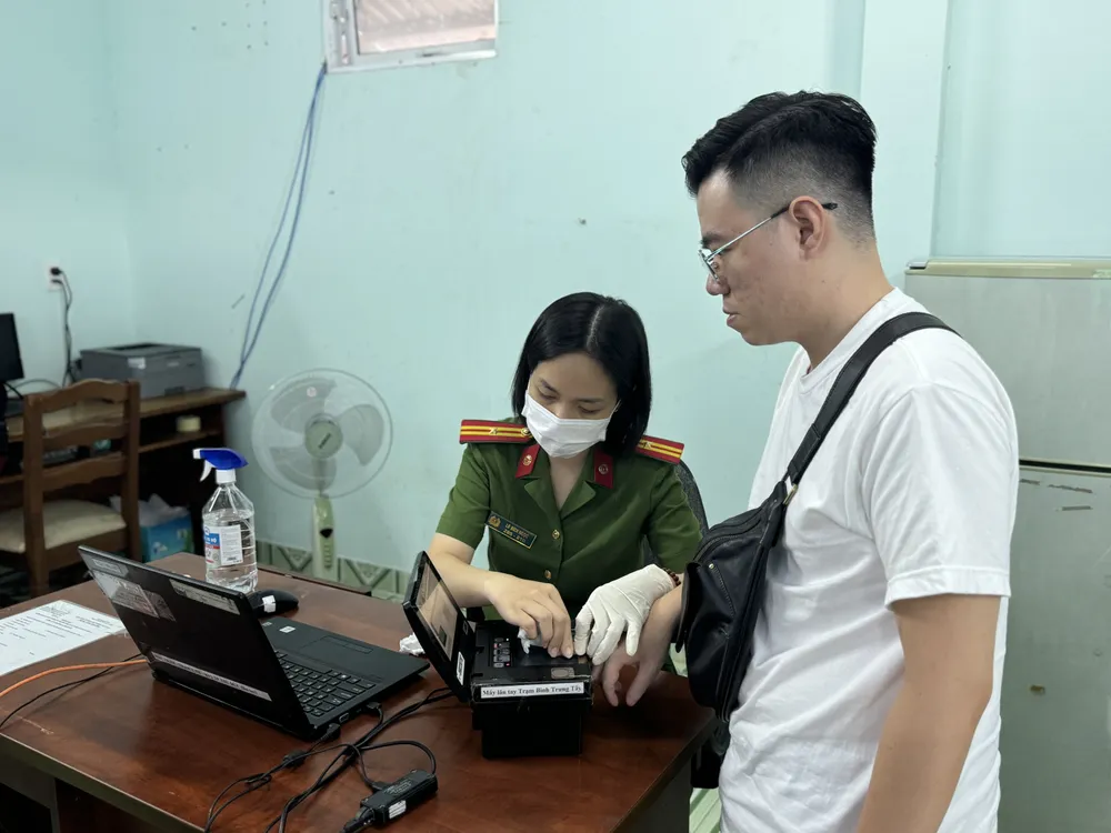 Người dân có thể đến cơ quan có thẩm quyền nơi thường trú hoặc nơi tạm trú để thực hiện việc đăng ký cấp căn cước. Ảnh: HUỲNH THƠ Nơi tạm trú.jpeg