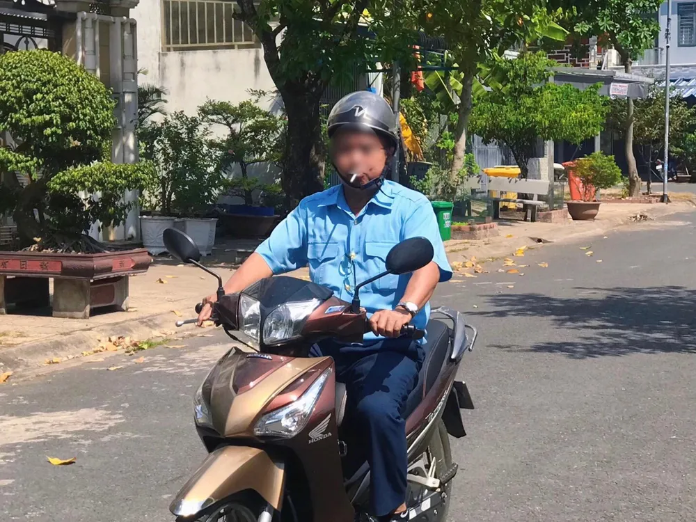 Vừa hút thuốc vừa lái xe tìm ẩn nhiều nguy hiểm. Ảnh: THẢO HIỀN Vừa hút thuốc vừa lái xe.jpeg