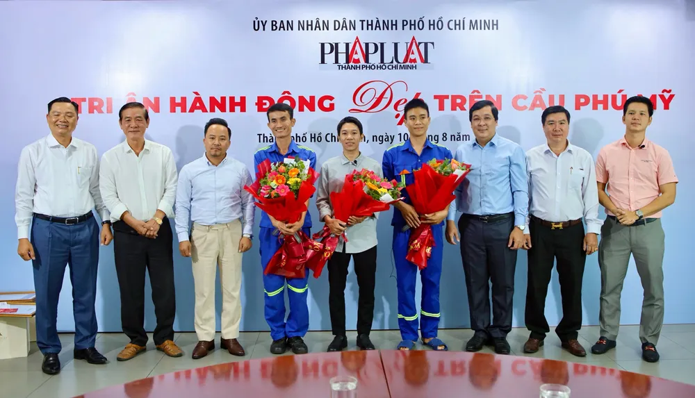 Báo Pháp Luật TP.HCM tổ chức buổi giao lưu những người đã dũng cảm tham gia giải cứu tài xế xe Volvo trong vụ tai nạn trên cầu Phú Mỹ. Ảnh: NGUYỆT NHI cứu tài xế xe.jpg