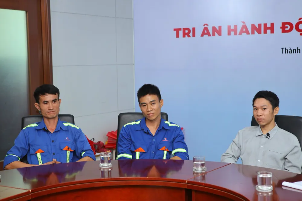 Theo thứ tự từ trái sang phải: Anh Phan Văn Tài, anh Trương Văn Thành, anh Vũ Thanh Tùng. Ảnh: NGUYỆT NHI b.jpg
