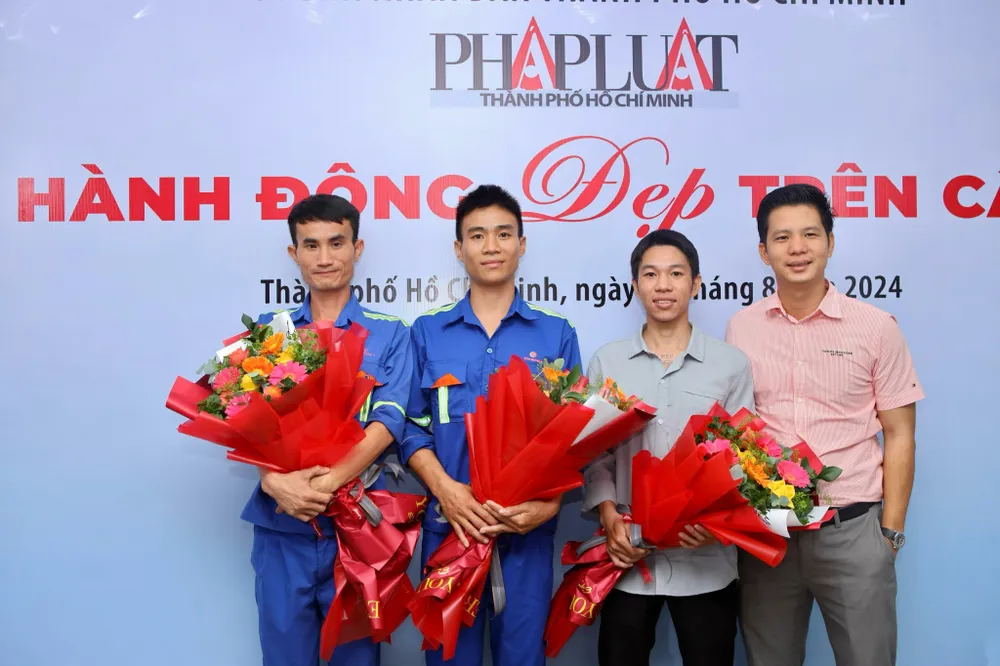 Anh Dương Văn Công, chủ xe Volvo (bìa phải), tặng quà và chụp ảnh lưu niệm với các ân nhân. Ảnh: NGUYỆT NHI e.jpg
