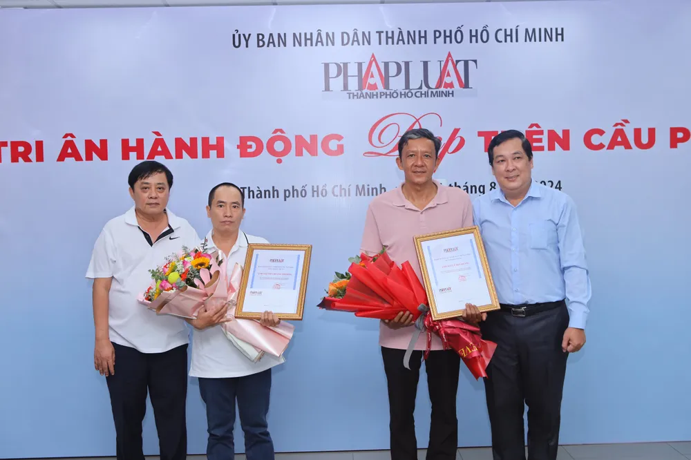 Sáng 11-8, báo Pháp Luật TP.HCM tiếp tục tổ chức buổi "Tri ân hành động Đẹp trên cầu Phú Mỹ". Ảnh: NGUYỆT NHI cứu tài xế xe.jpg