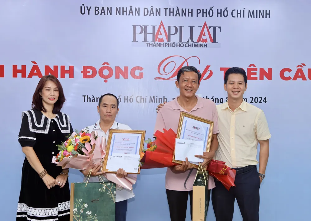 Chị Nguyễn Thị Thu Sương, Trung tâm mạng lưới Mobifone miền Nam (Tổng Công ty viễn thông Mobifone); Anh Dương Thành Công chủ xe Volvo chụp ảnh cùng hai "anh hùng". Ảnh: NGUYỆT NHI 2.jpg
