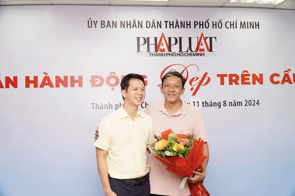 Anh Dương Thành Công, chủ xe Volvo chụp ảnh lưu niệm cùng ân nhân. Ảnh: NGUYỆT NHI 7.jpg