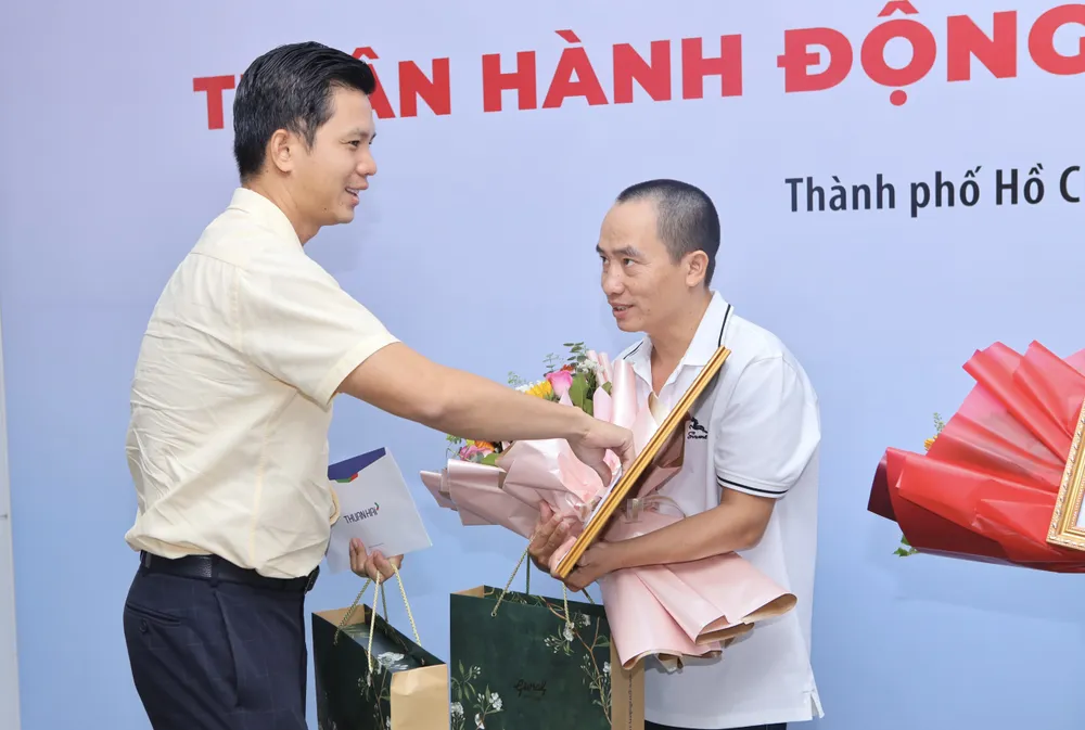 Anh Dương Thành Công, chủ xe Volvo trao quà cho các ân nhân. Ảnh: NGUYỆT NHI 9.jpg