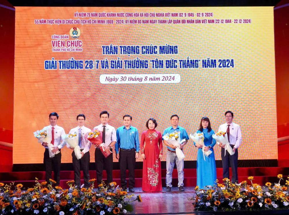 Các cá nhân nhận Giải thưởng 28-7 và Giải thưởng Tôn Đức Thắng năm 2024. Ảnh: TRẦN LINH IMG_4491.jpeg