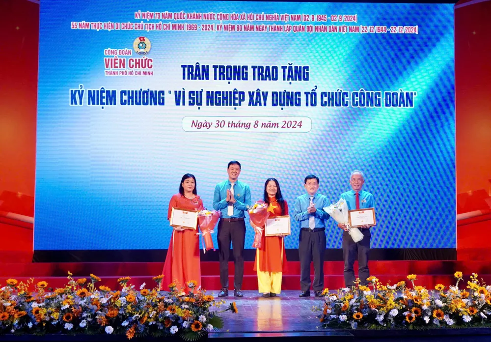 Trao tặng Kỷ niệm chương Vì sự nghiệp xây dựng tổ chức công đoàn cho các cá nhân. Ảnh: TRẦN LINH IMG_4492.jpeg