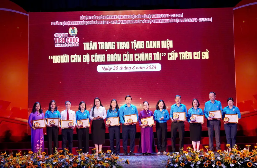 Trao tặng danh hiệu Người cán bộ Công đoàn của chúng tôi năm 2024. Ảnh: TRẦN LINH IMG_4493.jpeg