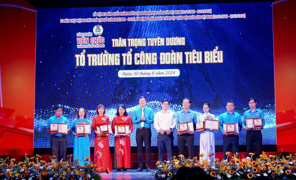 Tuyên dương Tổ trưởng Tổ công đoàn tiêu biểu. Ảnh: TRẦN LINH IMG_4494.jpeg
