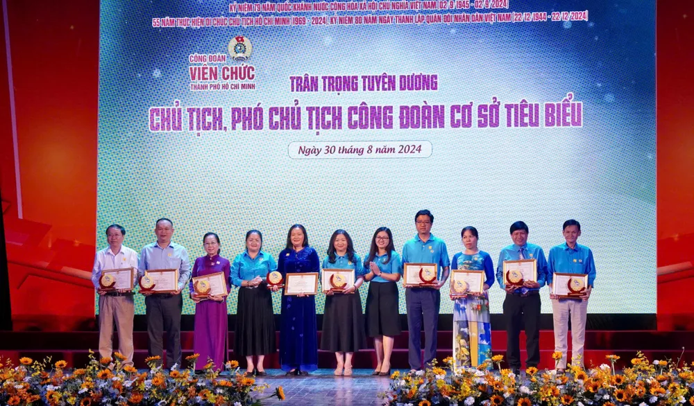 Tuyên dương Chủ tịch, Phó Chủ tịch Công đoàn cơ sở tiêu biểu. Ảnh: TRẦN LINH IMG_4495.jpeg