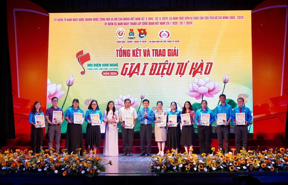 Các cá nhân, tập thể xuất sắc nhận giải thưởng của Hội diễn văn nghệ Giai điệu tự hào 2024. Ảnh: TRẦN LINH IMG_4497.jpeg