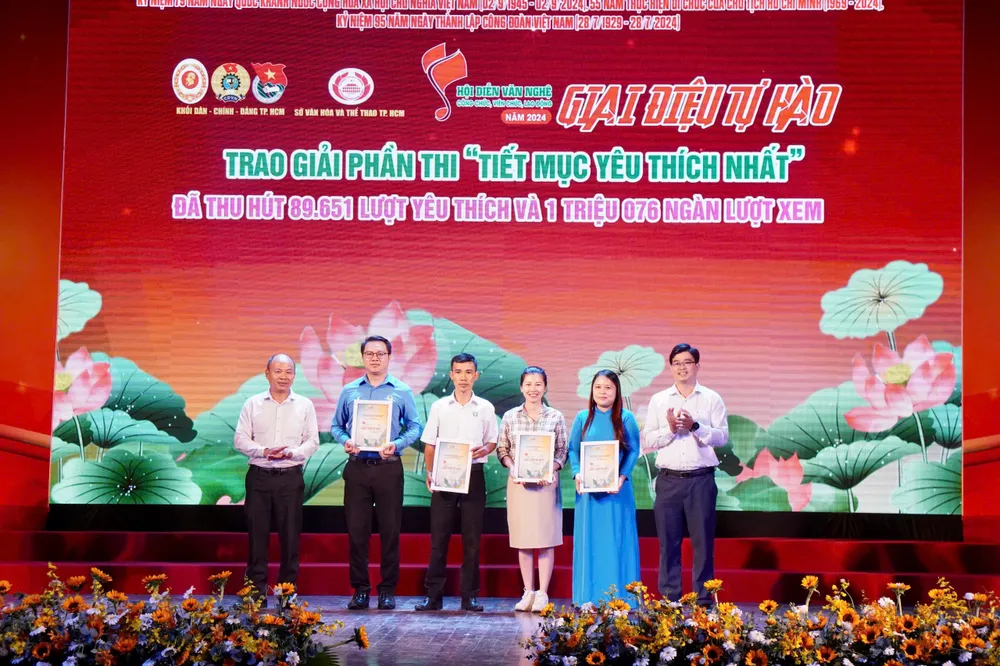 Trong đó, Công đoàn cơ sở Báo Pháp Luật TP.HCM xuất sắc đạt giải ba bảng C Ấm áp nghĩa tình Công đoàn và giải khuyến khích phần thi tiết mục yêu thích trong Hội diễn văn nghệ Giai điệu tự hào 2024. Ảnh: HUỲNH THƠ IMG_4498.jpeg