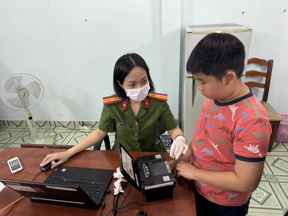 Ảnh minh hoạ. Ảnh: HUỲNH THƠ Dẫn cháu đi làm căn cước.jpeg