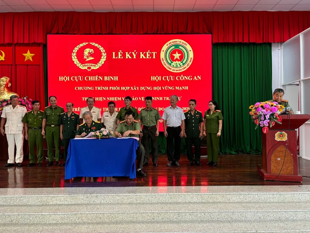 Lễ ký kết liên tịch sáng 10-10 của Hội Cựu CAND và Hội CCB TP Thủ Đức. Ảnh: THANH BÌNH Ký kết liên tịch.jpeg