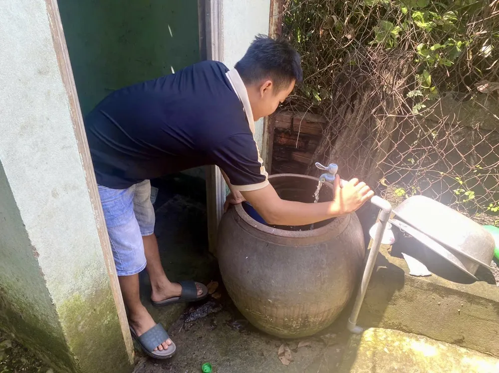 Nhân viên ghi nước báo tiền nước vài trăm nhưng thanh toán trên app hiển thị vài triệu đồng. Ảnh: NVCC Báo tiền nước.jpeg
