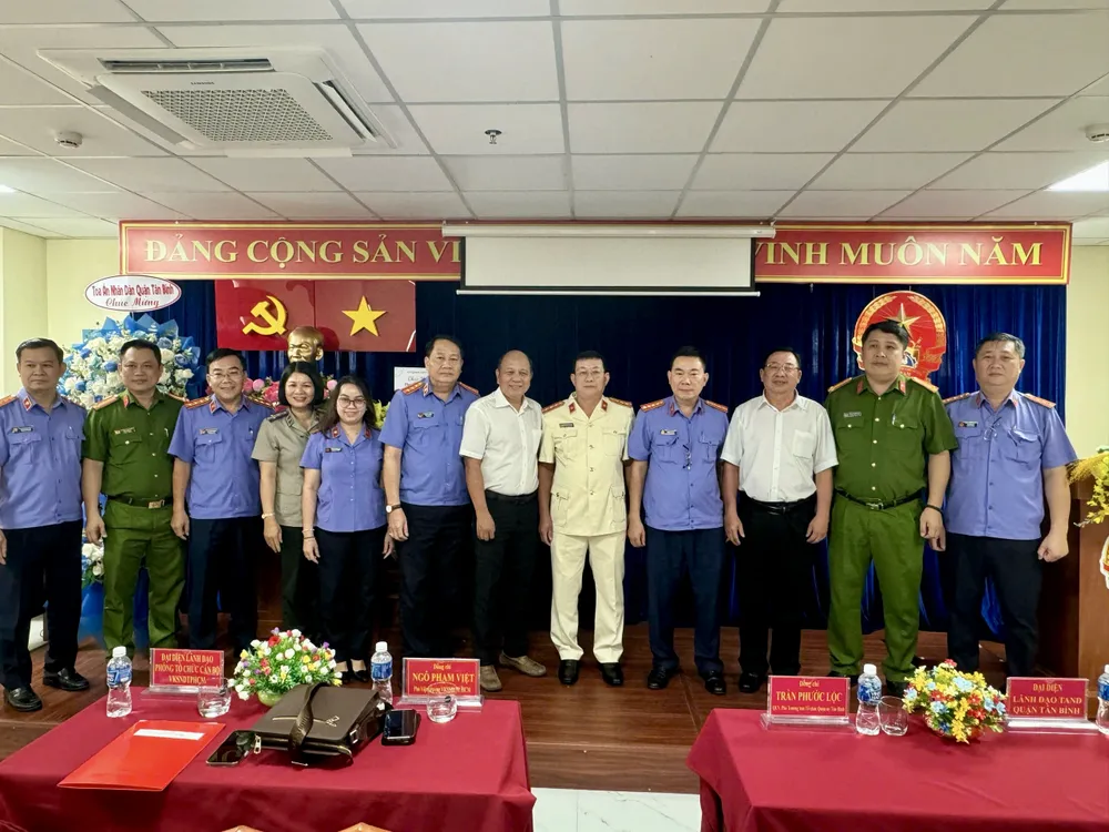 Tân Phó Viện trưởng VKSND quận Tân Bình Nguyễn Văn Khoăng chụp ảnh cùng các ban ngành, đoàn thể. Ảnh: HUY TRUNG IMG_8353.jpeg
