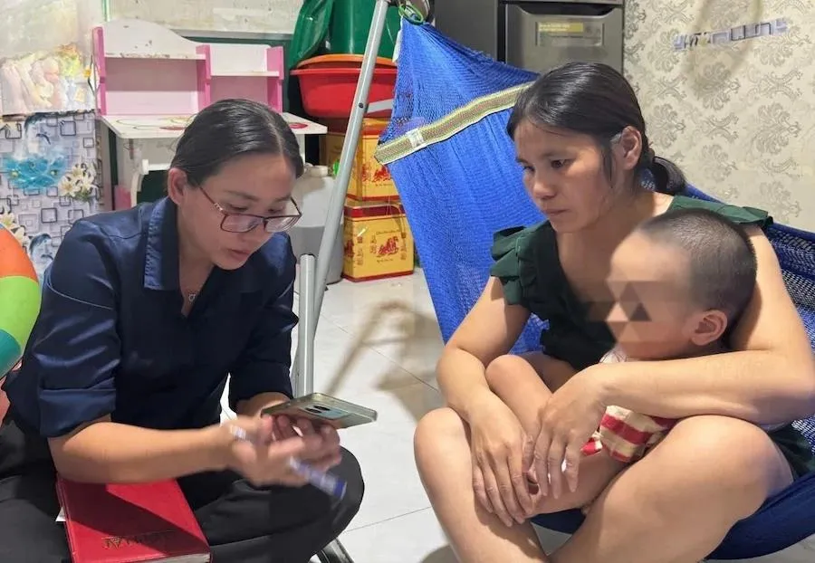 Chị Việt (bên phải) lo lắng vì con không thể đến trường do không có giấy khai sinh. Ảnh: HUỲNH THƠ Giấy khai sinh.webp