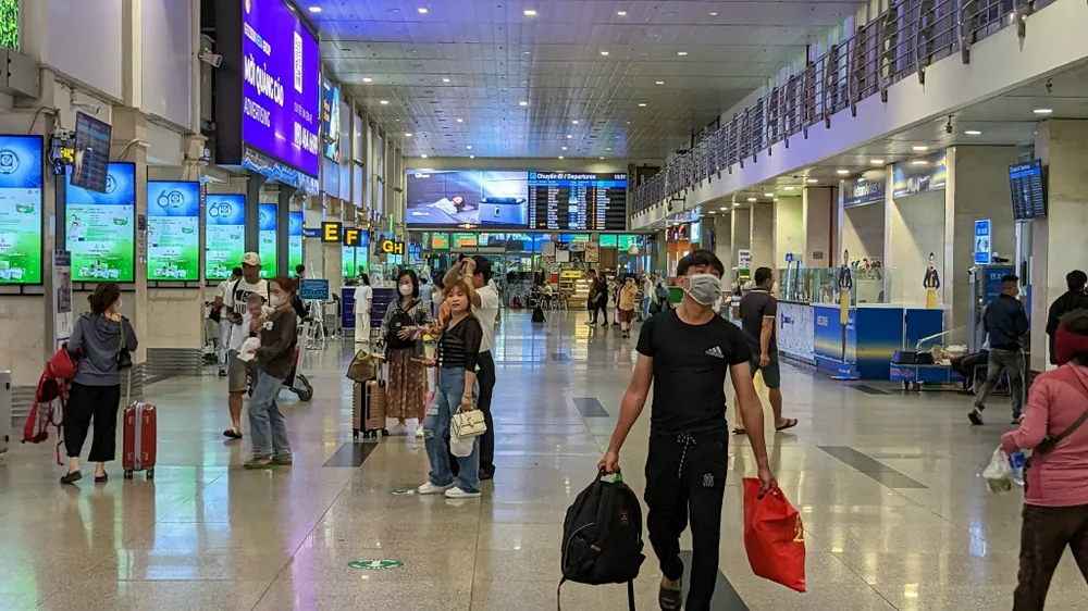 Dịp Lễ 30-4 nhu cầu đi lại tăng cao, người dân nên cảnh giác với những chiêu trò vé máy bay giá rẻ. Ảnh: HUỲNH THƠ Vé máy bay giá rẻ.jpeg