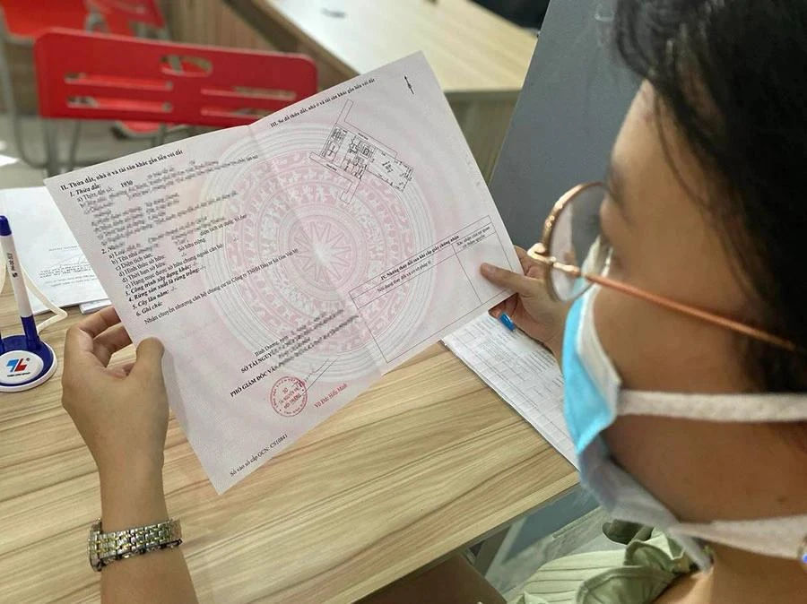 Người sử dụng đất nên cân nhắc cập nhật điều chỉnh thông tin đơn vị hành chính thông tin sổ hồng khi thực hiện các giao dịch. Ảnh: HOÀNG GIANG Thông tin sổ hồng.jpg