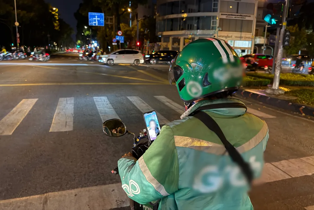 gắn điện thoại trên xe máy.jpeg