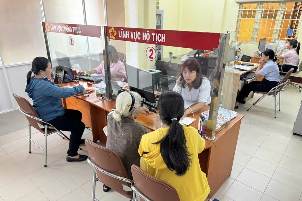 Người dân làm thủ tục liên quan lĩnh vực chứng thực, hộ tịch tại phường Cầu Kiệu. Ảnh: HUỲNH THƠ IMG_1115.jpeg