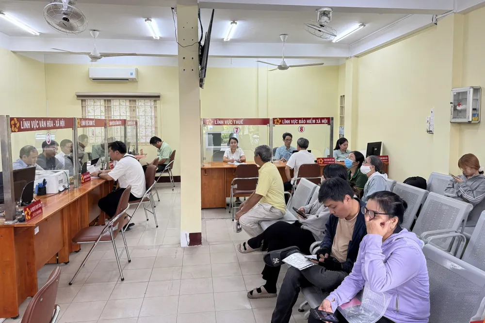 Người dân đến làm thủ tục tại Trung tâm Hành chính công phường Cầu Kiệu. Ảnh: HUỲNH THƠ IMG_1116.jpeg