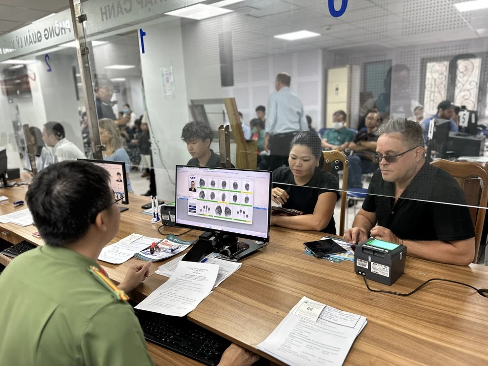 thủ tục cấp thẻ tạm trú cho người nước ngoài.jpeg