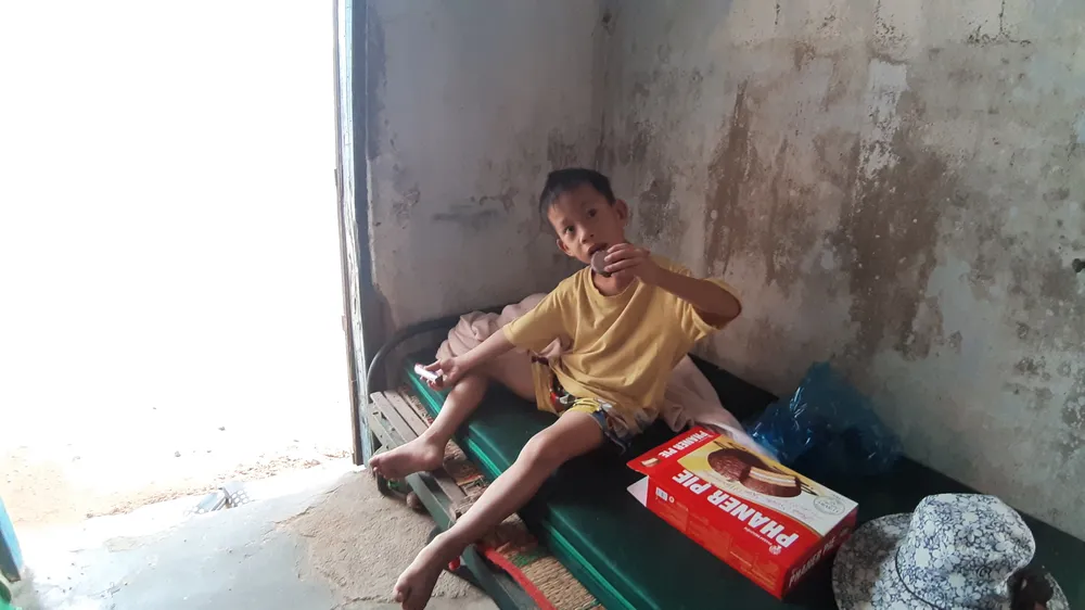 Gặp lại bé Phi Long trong bức ảnh 'Nụ hôn vĩnh biệt' ảnh 4